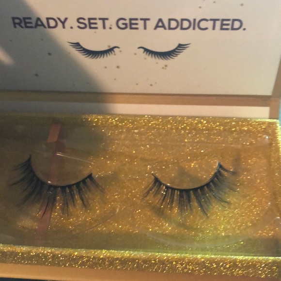 Eye Lashes - Picture 2 of 3